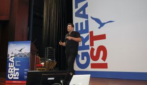 Dt. Serdar Sıralar’dan GREATIST 2022’ye Özel Stand-Up Gösterisi