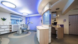 İngiltere’de diş kliniği açmak isteyenler için CQC, GDC, HSE, NHS gibi resmi kurumlar ve yasal süreçler hakkında kapsamlı rehber. Klinik yatırımlarında yasal uyumluluğun önemi.