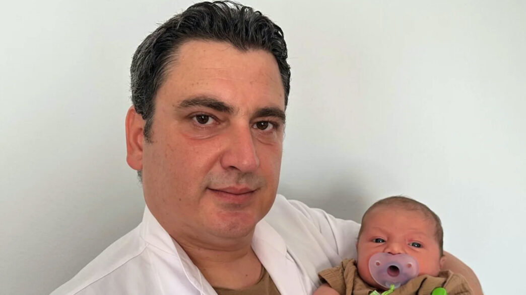 Diş Hekimi Mehmet Kirazoğlu’nun oğlu Çınar bebek, Haziran ayında dünyaya geldi. Henüz 7 günlükken SMA Tip-1 tanısı alan Çınar için Valilik onaylı bir bağış kampanyası sürdürülüyor. “Çınar İyileşecek” kampanyası için diş hekimleri ve dental sektör tek yürek oldu. Minik Çınar, desteğinizi bekliyor.