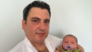 Diş Hekimi Mehmet Kirazoğlu’nun oğlu Çınar bebek, Haziran ayında dünyaya geldi. Henüz 7 günlükken SMA Tip-1 tanısı alan Çınar için Valilik onaylı bir bağış kampanyası sürdürülüyor. “Çınar İyileşecek” kampanyası için diş hekimleri ve dental sektör tek yürek oldu. Minik Çınar, desteğinizi bekliyor.