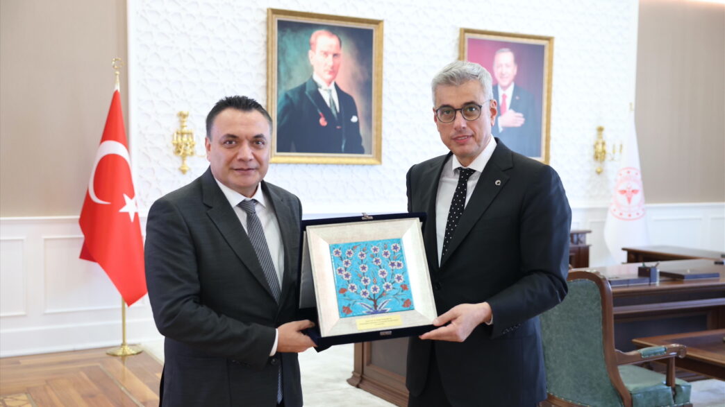 İMPLANTDER Başkanı Oğuz Akyüz ve Sağlık Bakanı Prof. Dr. Kemal Memişoğlu