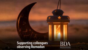 British Dental Association’ın Ramazan ayında oruç tutan diş hekimleri ve hastalar için yayımladığı destek rehberini temsil eden kurumsal görsel