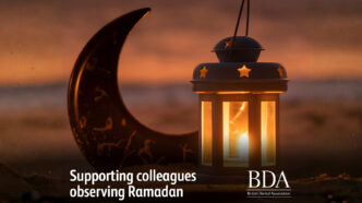 British Dental Association’ın Ramazan ayında oruç tutan diş hekimleri ve hastalar için yayımladığı destek rehberini temsil eden kurumsal görsel