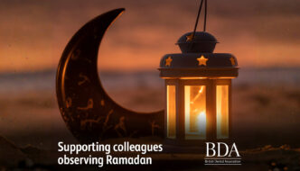 British Dental Association’ın Ramazan ayında oruç tutan diş hekimleri ve hastalar için yayımladığı destek rehberini temsil eden kurumsal görsel