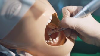 GDC, yeni ORE sözleşmesinin detaylarını açıkladı. Part 1 ve Part 2 kontenjanları önemli ölçüde artıyor; hedef, ORE yoluyla İngiltere'ye katılan uluslararası diş hekimi sayısını beş katına çıkarmak. İlk sınavlar Eylül 2026'da başlıyor.